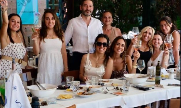 Influencers από την Τουρκία υμνούν Ρόδο και Σύμη