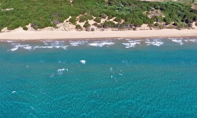 Ένας κρυμμένος παράδεισος στην Πελοπόννησο: Η Χρυσή Ακτή που δεν γνωρίζατε