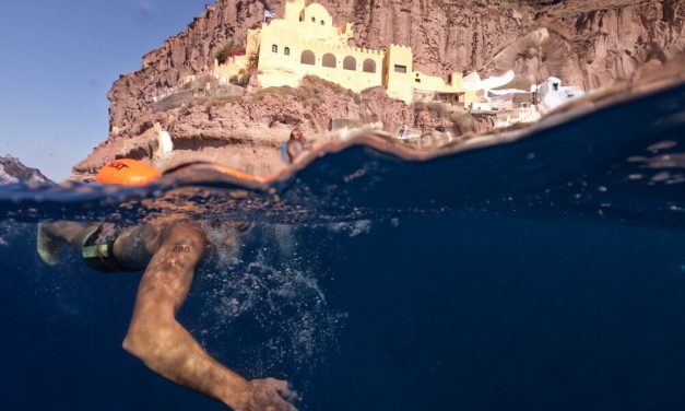 Κολύμβηση από την καρδιά του ηφαιστείου της Σαντορίνης
