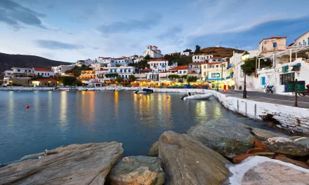 Η Daily Mail ​​​​​​​​εντόπισε το ελληνικό ανέγγιχτο νησί: “Βενετσιάνικες πινελιές και διάφανα νερά”