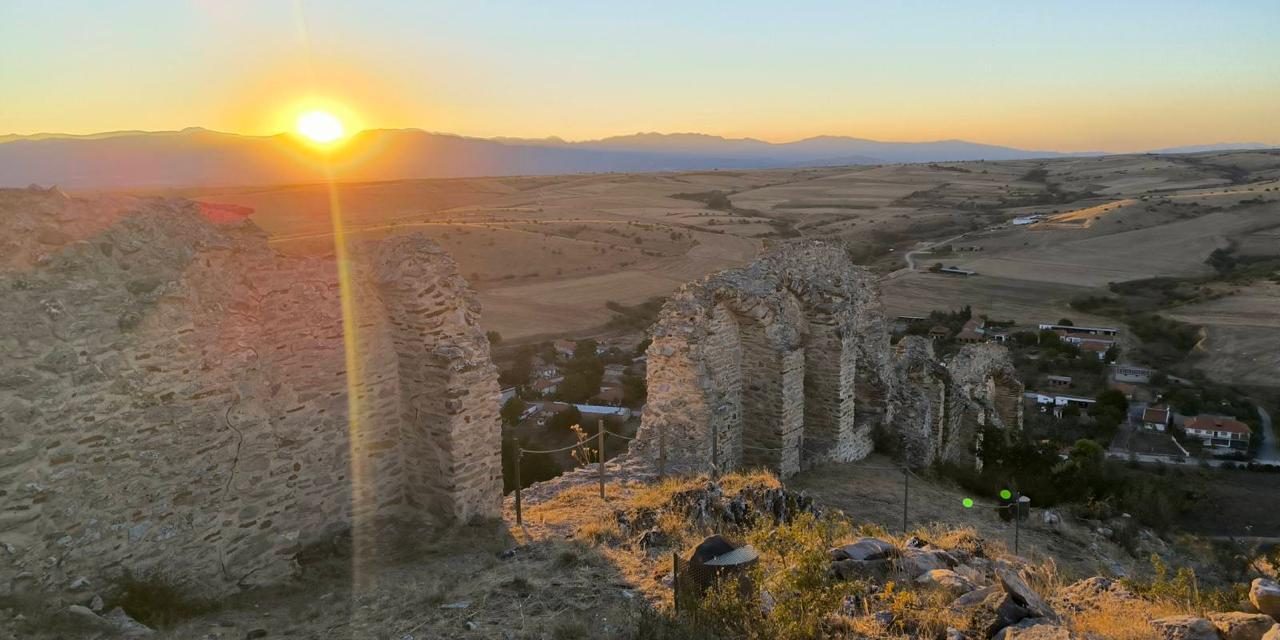 Φωτίστηκε το φρούριο Γυναικοκάστρου – Ένα από τα σημαντικότερα βυζαντινά οχυρά του 14ου αιώνα