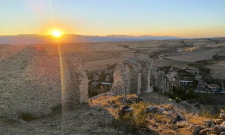 Φωτίστηκε το φρούριο Γυναικοκάστρου – Ένα από τα σημαντικότερα βυζαντινά οχυρά του 14ου αιώνα