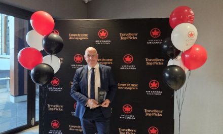 ΕΟΤ: Ψήφο εμπιστοσύνης στη Σαντορίνη δίνουν οι Καναδοί