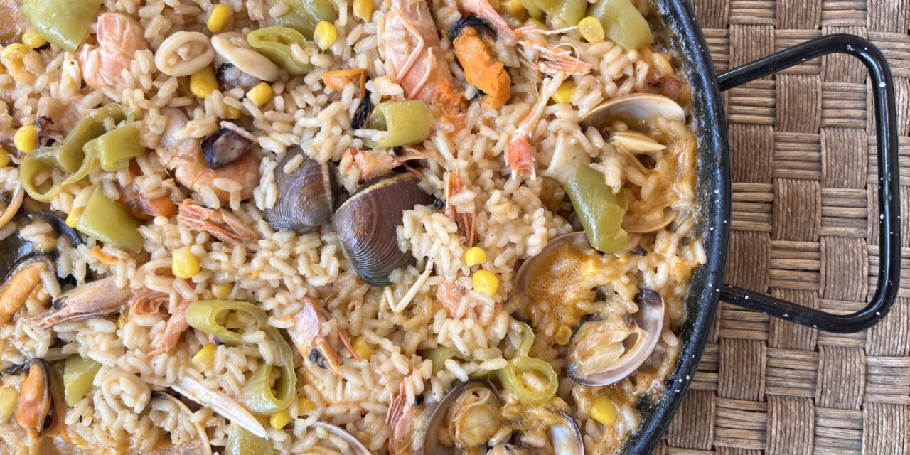 Παέγια με θαλασσινά: Γεύση Ισπανίας στο πιάτο σου