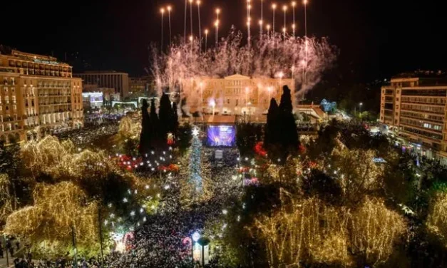 Η Αθήνα γιορτάζει: Παραμονή Πρωτοχρονιάς στο Σύνταγμα με αθόρυβα πυροτεχνήματα και το μεγαλύτερο drone show της πόλης