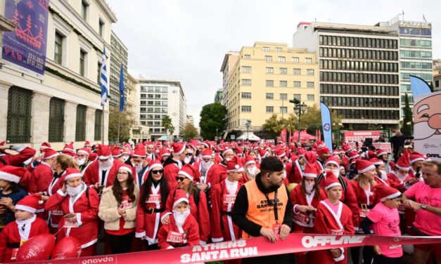 Περισσότεροι από 1.000 Αϊ Βασίληδες συμμετείχαν στο Athens Santa Run 2025