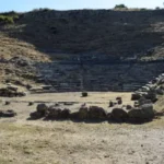 Αρχαίο Θέατρο Γιτάνων: Προχωρά η αναστήλωση του σκηνικού οικοδομήματος