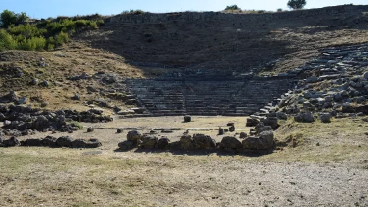 Αρχαίο Θέατρο Γιτάνων: Προχωρά η αναστήλωση του σκηνικού οικοδομήματος