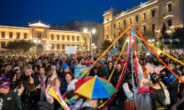 Η Αθήνα γίνεται μια μεγάλη γιορτή: Καρναβαλική παρέλαση την Κυριακή και παραδοσιακά Κούλουμα τη Δευτέρα
