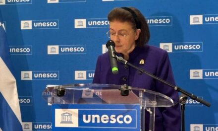 Έκθεση για την ελληνική γλώσσα εγκαινίασε η Λίνα Μενδώνη στην UNESCO