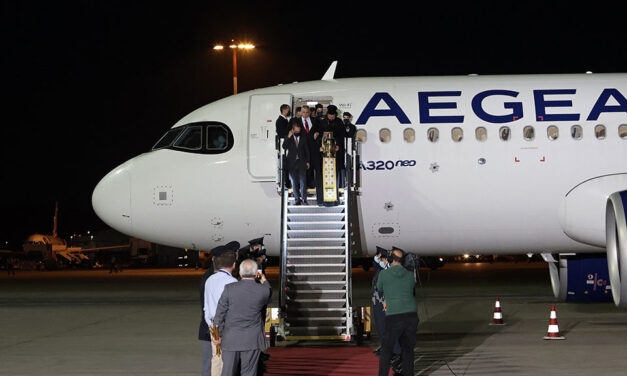 Με αεροσκάφη της AEGEAN και της Olympic Air θα μεταφερθεί και φέτος το Άγιο Φως από την Αθήνα σε διάφορες περιοχές της Ελλάδας