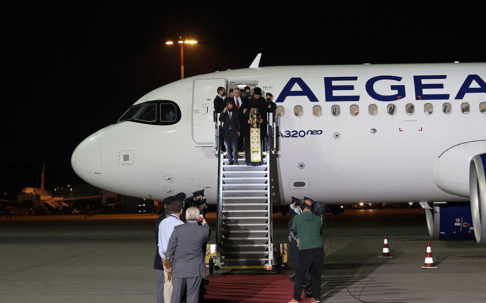 Με αεροσκάφη της AEGEAN και της Olympic Air θα μεταφερθεί και φέτος το Άγιο Φως από την Αθήνα σε διάφορες περιοχές της Ελλάδας