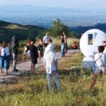 Ξενάγηση των τουριστών στη Λίμνη Πλαστήρα με τη χρήση κινητών τηλεφώνων
