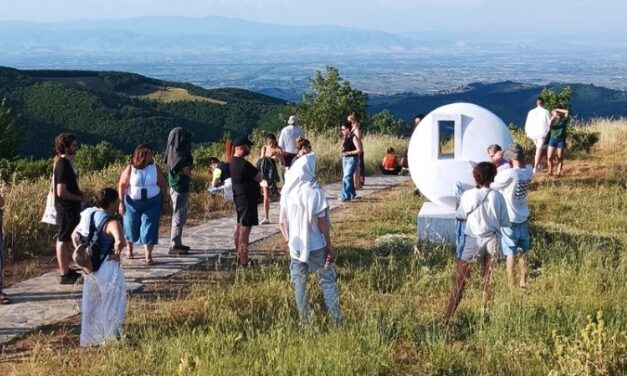 Ξενάγηση των τουριστών στη Λίμνη Πλαστήρα με τη χρήση κινητών τηλεφώνων