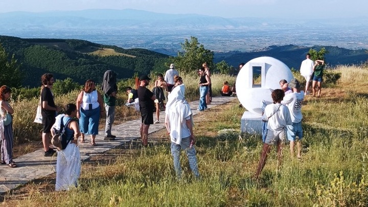 Ξενάγηση των τουριστών στη Λίμνη Πλαστήρα με τη χρήση κινητών τηλεφώνων