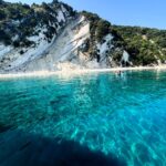 Άτοκος: Το μικρό νησί του Ιονίου που έγινε viral χάρη στα διάσημα… γουρουνάκια του