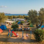 Οργανωμένο κάμπινγκ με παιδιά: Χρήσιμα tips για ξέγνοιαστες οικογενειακές διακοπές