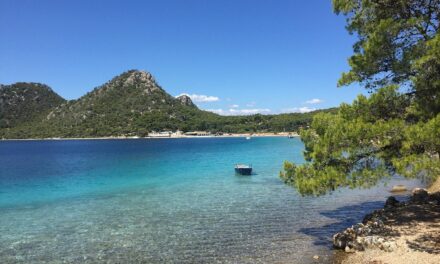 Ανακαλύπτοντας τις παραλίες της Κορινθίας – 5 στάσεις γεμάτες θάλασσα, φύση και χαλάρωση