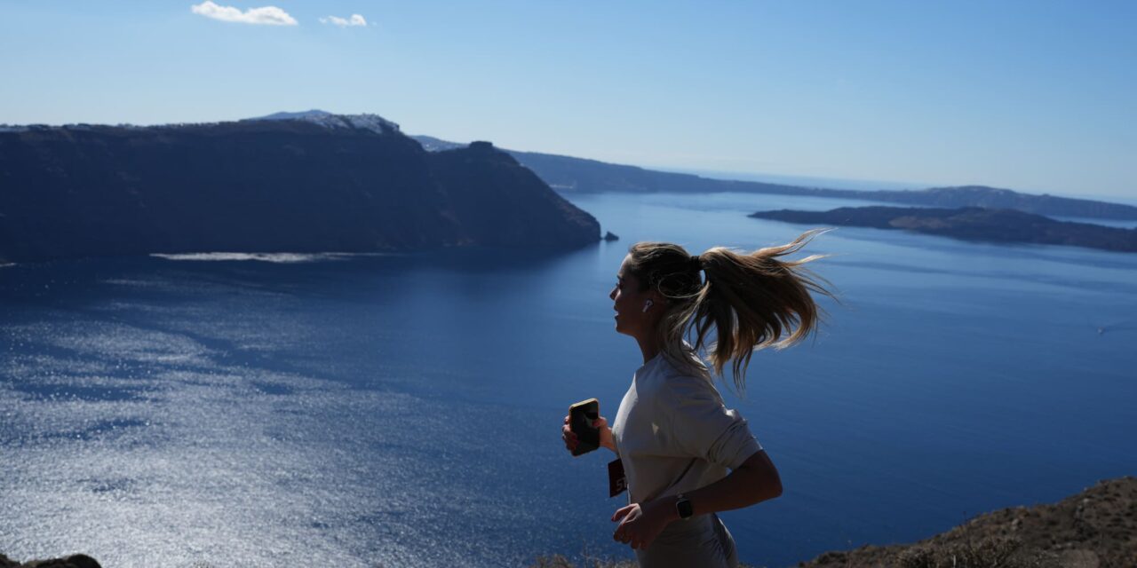 Santorini Experience 2026: Περισσότερες από 3.600 συμμετοχές, αθλητές από 42 χώρες και ένα βάθρο παγκόσμιας κλάσης
