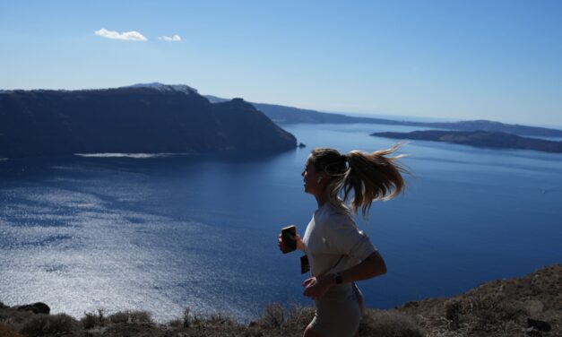 Santorini Experience 2026: Περισσότερες από 3.600 συμμετοχές, αθλητές από 42 χώρες και ένα βάθρο παγκόσμιας κλάσης